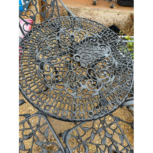 413 - Good quality metal garden table with 4 matching chairs