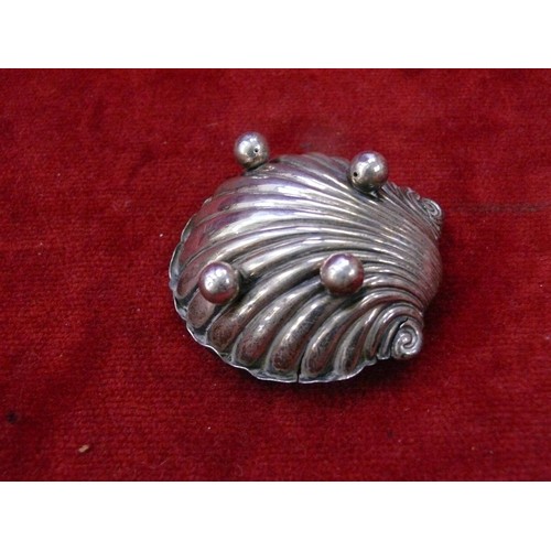 17 - Victorian silver salt in the form of a shell, Birmingham 1898, maker's mark for Thomas Hayes.