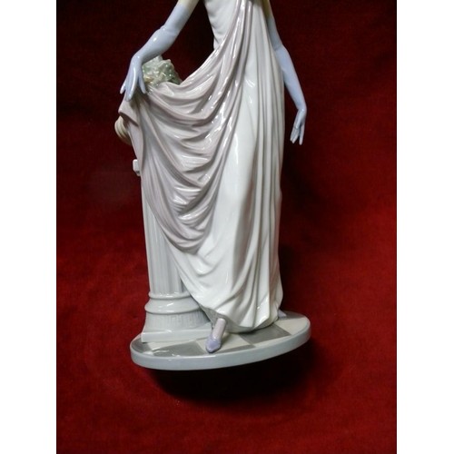 2 - LLadro 'Socialite of the 20's' glazed porcelain figurine of a woman, 1985 No. #5283.