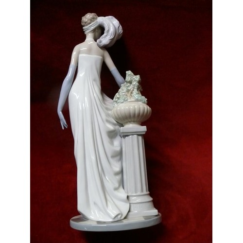 2 - LLadro 'Socialite of the 20's' glazed porcelain figurine of a woman, 1985 No. #5283.