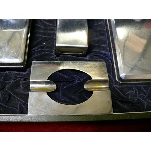 10 - A Japanese Mitsukoshi, of Tokyo, silver mounted complete smokers set in box, with ashtray, match box... 