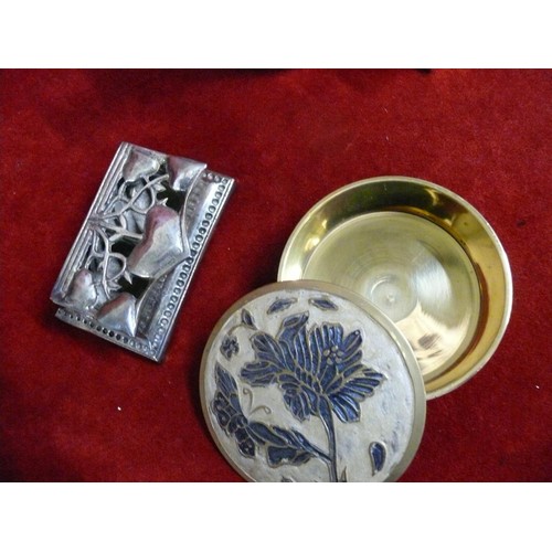 72 - COLLECTION OF DECORATIVE METALWARE TO INCLUDE BRASS WATERING CAN, PEWTER STAMP BOX, PEWTER LIDDED GL... 