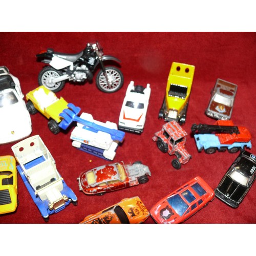 86 - A TUB OF VARIOUS VEHICLE MODELS TO INCLUDE CORGI WEETABIX TRUCK, BURAGO, MATCHBOX, KAWASAKI MOTORBIK... 