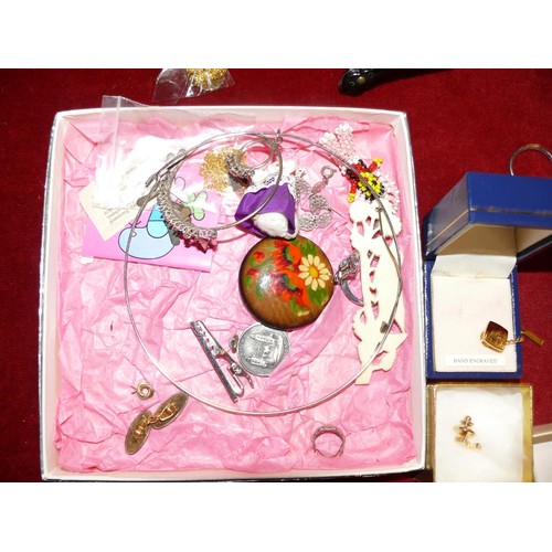 88 - TRAY OF COLLECTABLES TO INCLUDE A MINIATURE FAN, MICKEY MOUSE KEYRING, JEWELLERY ETC