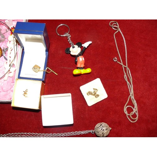 88 - TRAY OF COLLECTABLES TO INCLUDE A MINIATURE FAN, MICKEY MOUSE KEYRING, JEWELLERY ETC