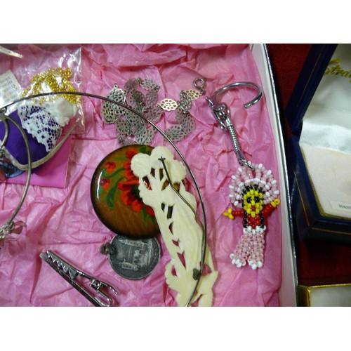 88 - TRAY OF COLLECTABLES TO INCLUDE A MINIATURE FAN, MICKEY MOUSE KEYRING, JEWELLERY ETC