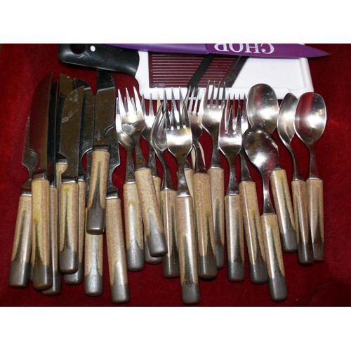 100 - A SET OF DENBY ROMANY CUTLERY PLUS A SELECTION OF VERY GOOD QUALITY KITCHEN KNIVES