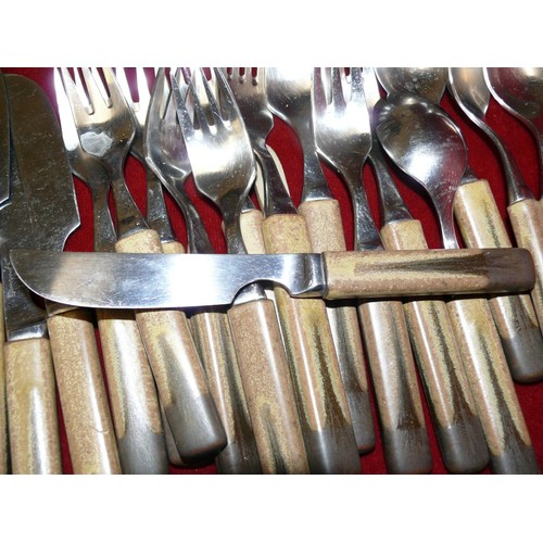 100 - A SET OF DENBY ROMANY CUTLERY PLUS A SELECTION OF VERY GOOD QUALITY KITCHEN KNIVES