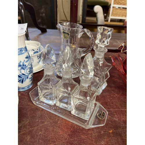 283 - CRYSTAL JUG, VINEGAR BOTTLE AND SET OF 3 BOTTLES ON A TRAY