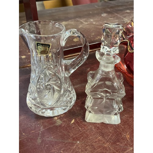 283 - CRYSTAL JUG, VINEGAR BOTTLE AND SET OF 3 BOTTLES ON A TRAY