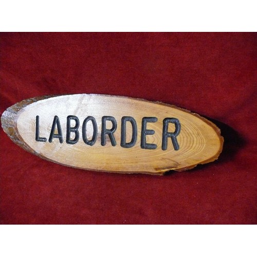 121 - LABORDER WOODEN SIGN AND A WOODEN BOX