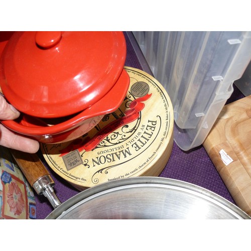 162 - NICE SELECTION OF KITCHENWARE TO NCLUDE COFFEE MAKER, WOK, CHOPPNG BOARD, BRIE BAKER ETC