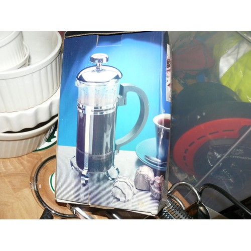 162 - NICE SELECTION OF KITCHENWARE TO NCLUDE COFFEE MAKER, WOK, CHOPPNG BOARD, BRIE BAKER ETC