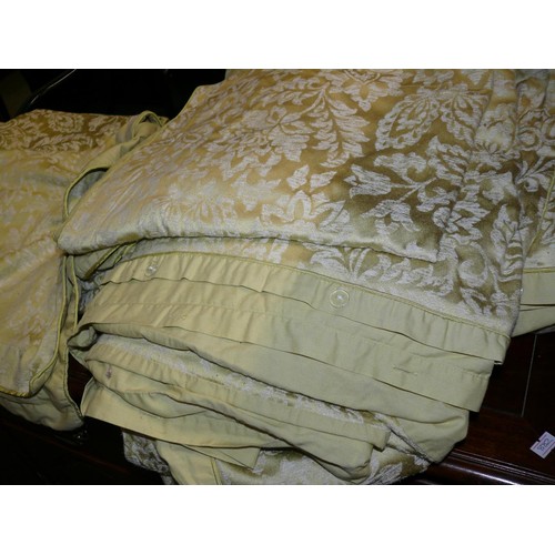 424 - LIME GREEN FLORAL JACQUARD DUVET AND CUSHION COVERS PLUS A SELECTION OF BEDDING