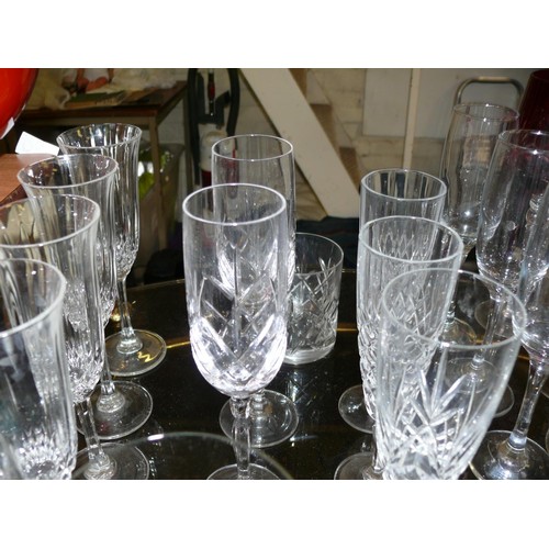 185 - 2 SHELVES OF GOOD QUALITY CRYSTAL AND GLASSWARE CHAMPAGNE FLUTES, TANKARDS ETC