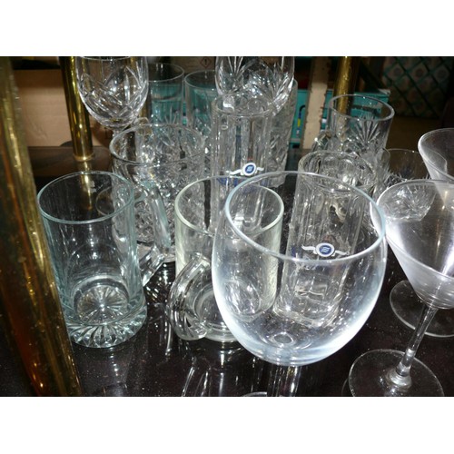 185 - 2 SHELVES OF GOOD QUALITY CRYSTAL AND GLASSWARE CHAMPAGNE FLUTES, TANKARDS ETC