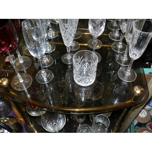 185 - 2 SHELVES OF GOOD QUALITY CRYSTAL AND GLASSWARE CHAMPAGNE FLUTES, TANKARDS ETC