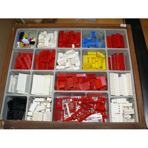 193 - LARGE COLLECTION OF VINTAGE LEGO SOME IN A STORAGE TRAY AND SOME WITH ORIGINAL BOXES