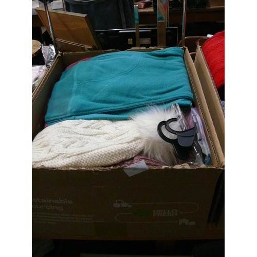 195 - BOX OF LADIES ZIP UP FLEECE STYLE TOPS SIZE 16/18 IN VARIOUS COLOURS PLUS HATS, SCARVES AND SOCKS