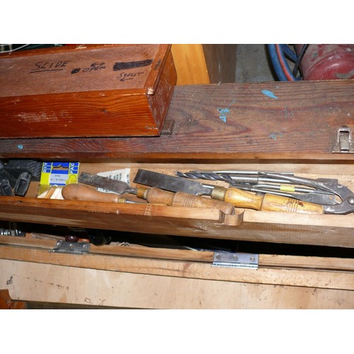 200 - VINTAGE WOODEN CARPENTERS BOX WITH CONTENTS OF VARIOUS TOOLS TO INCLUDE SMOOTHING PLANE, WOOD CHISEL... 