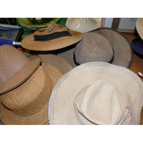 208 - SELECTION OF LADIES HATS TO INCLUDE PURPLE 100% WOOL BOWLER HAT AND VARIOUS STRAW HATS INCLUDING ONE... 