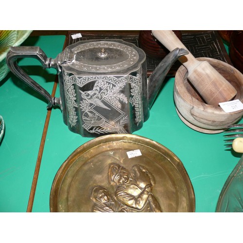 217 - MIXED COLLECTION OF VINTAGE ITEMS TO INCLUDE BRASS PLAQUE, SILVER PLATE TEAPOT, PESTLE AND MORTAR, R... 