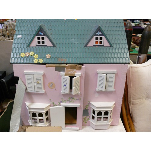 346 - PINK DOLLS HOUSE WITH GREEN ROOF AND DOLLS HOUSE FURNITURE