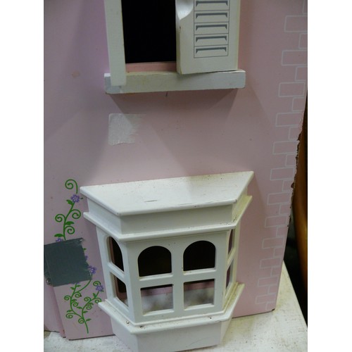 346 - PINK DOLLS HOUSE WITH GREEN ROOF AND DOLLS HOUSE FURNITURE