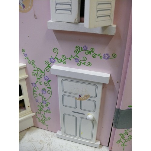 346 - PINK DOLLS HOUSE WITH GREEN ROOF AND DOLLS HOUSE FURNITURE