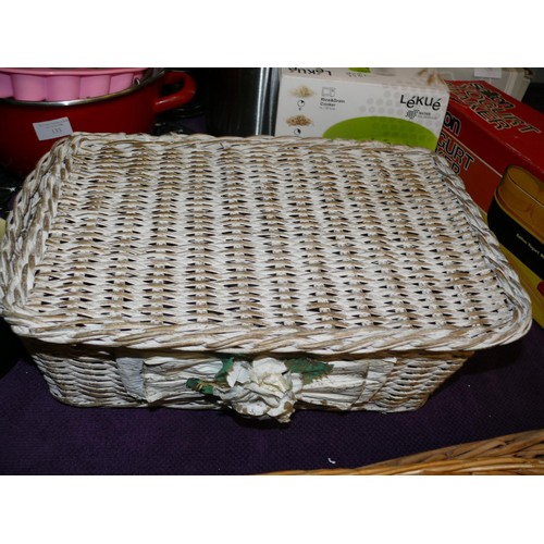 127 - 3 GOOD QUALITY WICKER BASKETS, 1 FOR BAGUETTES