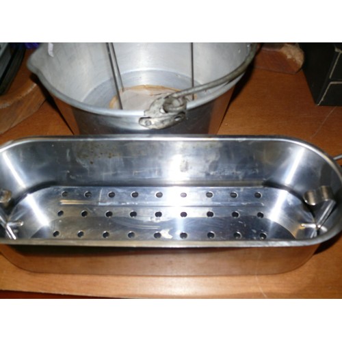 259 - LARGE JAM PAN AND STAINLESS STEEL FISH KETTLE