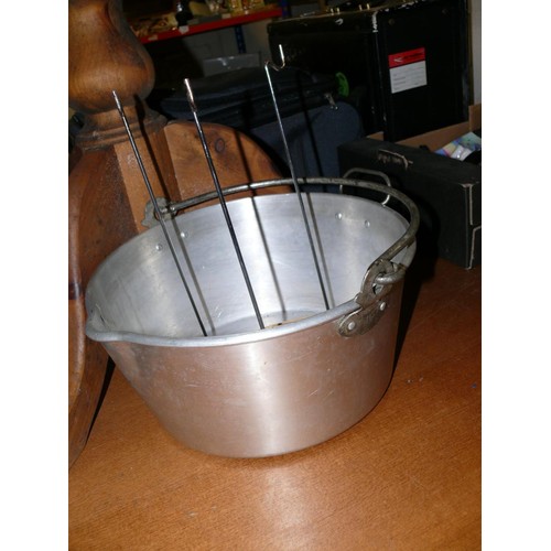 259 - LARGE JAM PAN AND STAINLESS STEEL FISH KETTLE