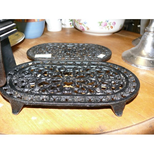 261 - A METAL HEAT POWERED STOVE FAN AND A PAIR OF CAST IRON TRIVETS