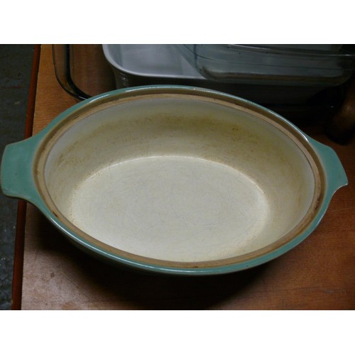 262 - A GREEN DENBY CASSEROLE DISH AND A SELECTION OF PYREX OVEN DISHES