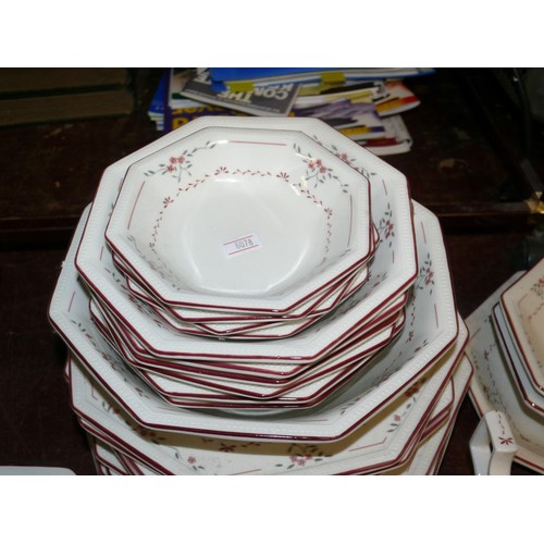 275 - JOHNSON BROTHERS 'MADISON' DINNER SERVICE WITH DINNER PLATES, SOUP BOWLS, DESSERT BOWLS, FINGER BOWL... 