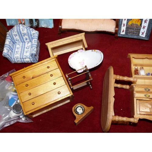 316 - TRAY OF DOLLS HOUSE FURNITURE, OAK COLOURED PLUS ACCESSORIES