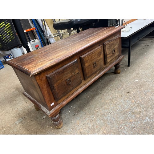 452 - SOLID WOOD COFFEE TABLE WITH 3 DRAWERS