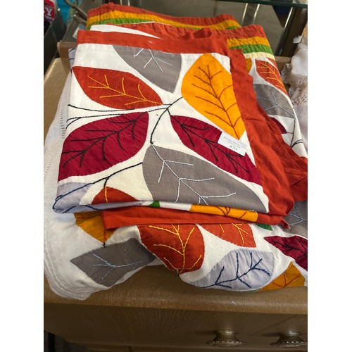 470 - LARGE BEDSPREAD WITH AUTUMNAL LEAF PATTERN PLUS 2 MATCHING PILLOWCASES AND A LARGE LACE SHEET