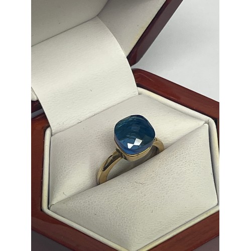 34 - A 9ct gold dress ring set with single deep cornflower blue stone, adjustable size, total weight 5.24... 