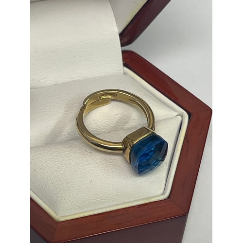 34 - A 9ct gold dress ring set with single deep cornflower blue stone, adjustable size, total weight 5.24... 