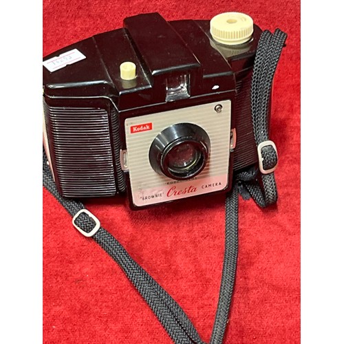 7 - VINTAGE KODAK BROWNIE CRESTA BAKELITE CAMERA