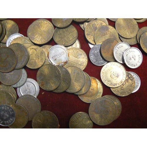 40 - Mixed bag of arcade vending & fruit machine tokens, including Bell Fruit tokens.