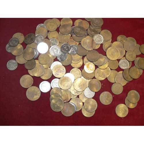 40 - Mixed bag of arcade vending & fruit machine tokens, including Bell Fruit tokens.