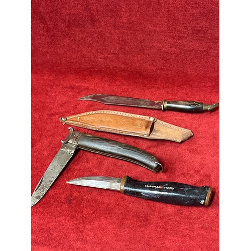 23 - 3 VINTAGE HUNTING KNIVES INCLUDING AN ANTIQUE  FOLDING KNIFE WITH HORN HANDLE, ANOTHER IN LEATHER SH... 