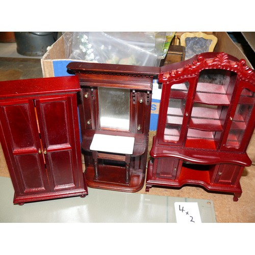 317 - TRAY OF DOLLS HOUSE FURNITURE, MAHOGANY COLOURED INCLUDING A NEW BOX OF DOLLS HOUSE CERAMIC DISHES