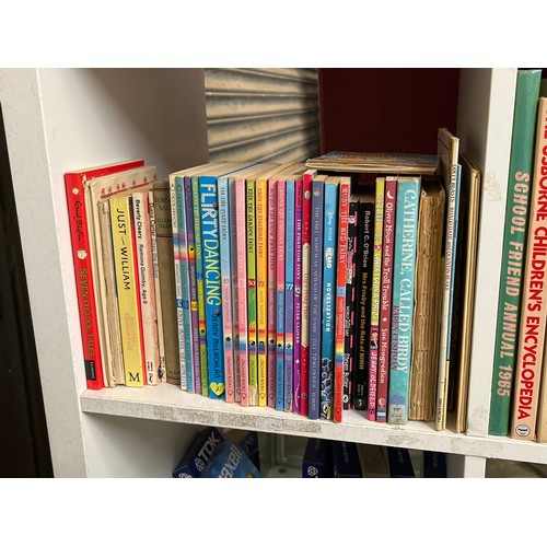 513 - 5 CUBES OF VINTAGE BOOKS MOSTLY CHILDRENS, ANNUALS, ENID BLYTON, NURSERY RHYMES, POSTMAN PAT ETC PLU... 