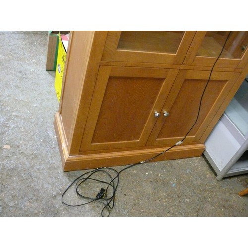 512 - LARGE OAK DISPLAY CABINET WITH GLAZED DOORS TO TOP AND CUPBOARD BELOW