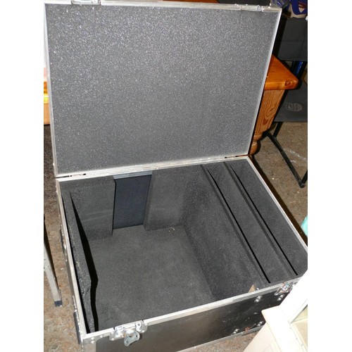 506 - LARGE WHEELED FLIGHT CASE WITH HINGED LID