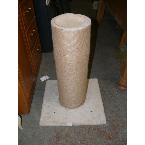 495 - LARGE CAT SCRATCHING POST