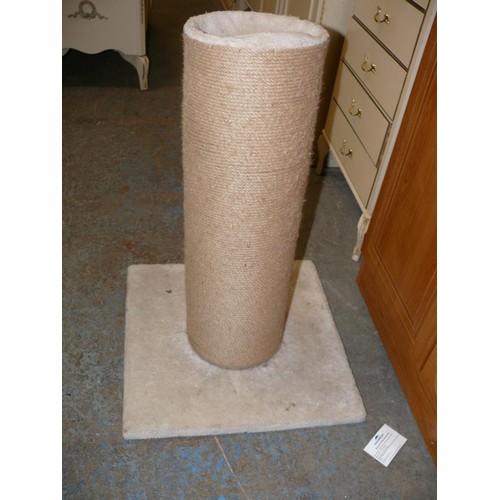 495 - LARGE CAT SCRATCHING POST